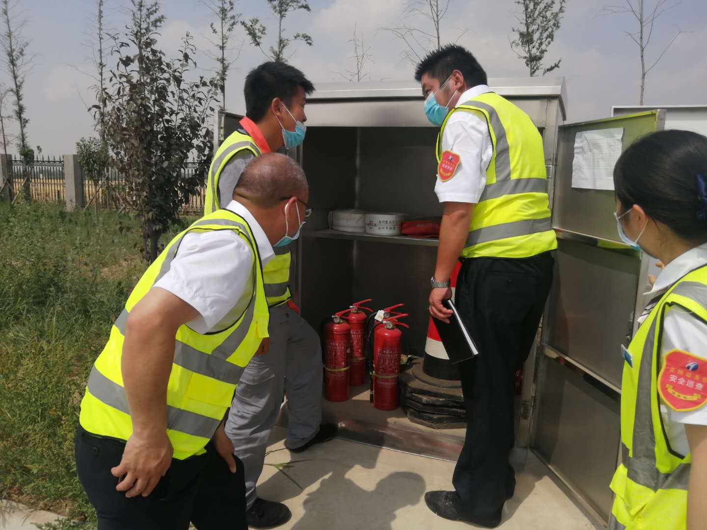 圖說:服務(wù)區(qū)公司所屬服務(wù)區(qū)扎實(shí)開展安全生產(chǎn)隱患排查治理工作.jpg 圖說:服務(wù)區(qū)公司所屬服務(wù)區(qū)扎實(shí)開展安全生產(chǎn)隱患排查治理工作.jpg