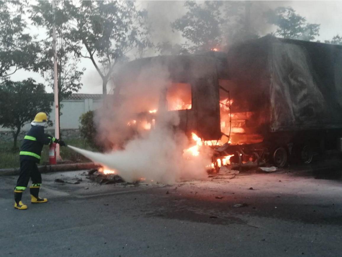 鶴壁服務區救火.jpg 鶴壁服務區救火.jpg