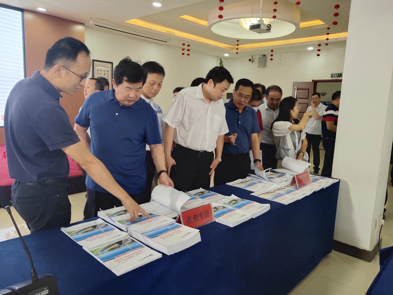 9月14日集團副總經理劉芮華到鄭州南服務區檢查驗收集團“十三五”公路養護管理治理能力評價工作成果1.jpg 9月14日集團副總經理劉芮華到鄭州南服務區檢查驗收集團“十三五”公路養護管理治理能力評價工作成果1.jpg