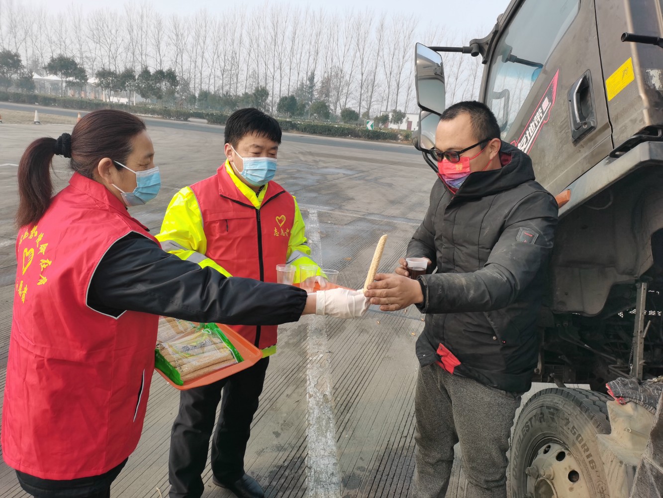 1月25日,扶溝服務(wù)區(qū)黨員志愿者為司乘送上麻糖和紅棗姜糖茶。 尹航 攝.jpg