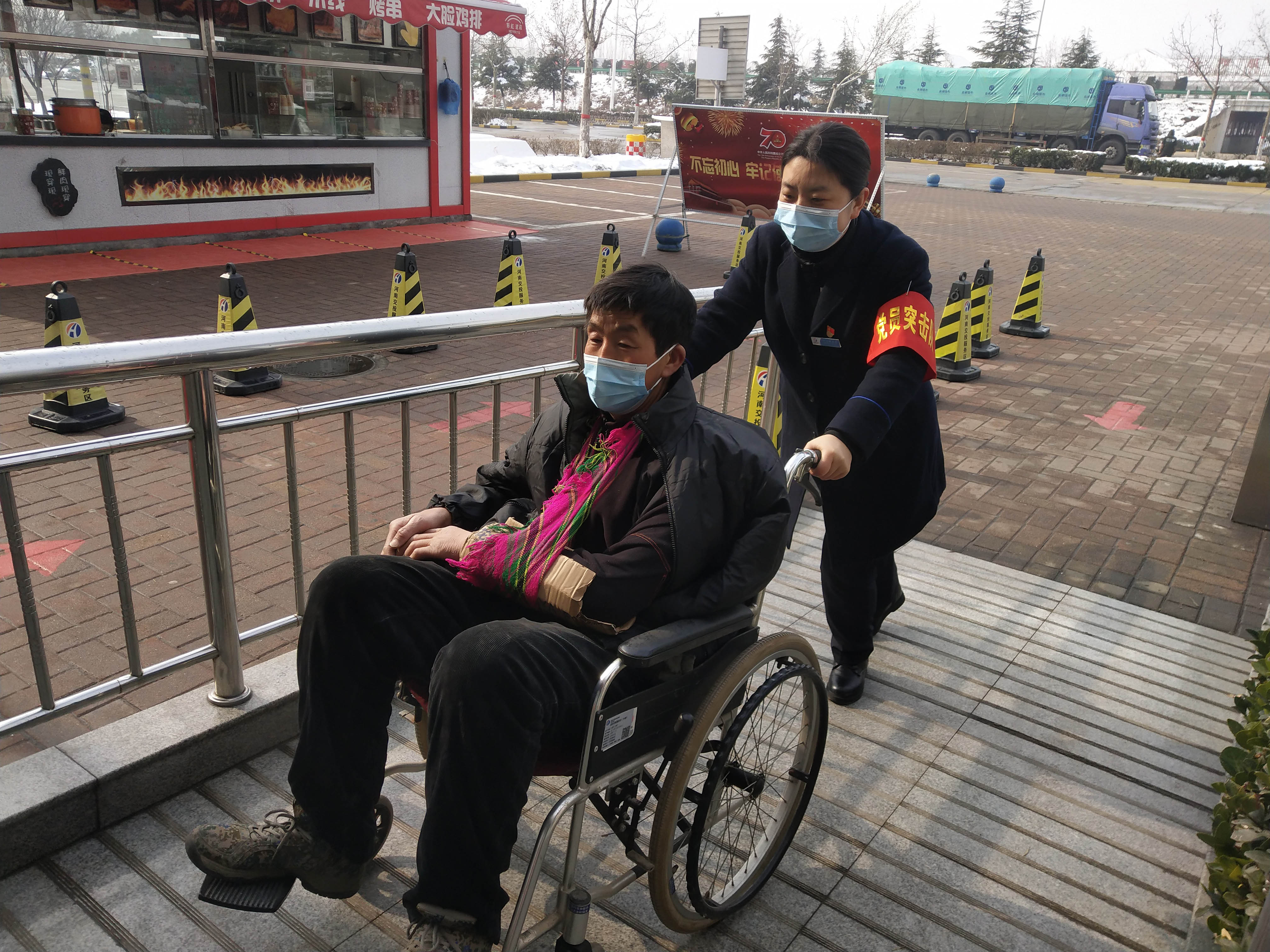 1月25日,汝陽服務(wù)區(qū)黨員志愿者幫助行動不便顧客。牛亞新 攝.jpg 1月25日,汝陽服務(wù)區(qū)黨員志愿者幫助行動不便顧客。牛亞新 攝.jpg