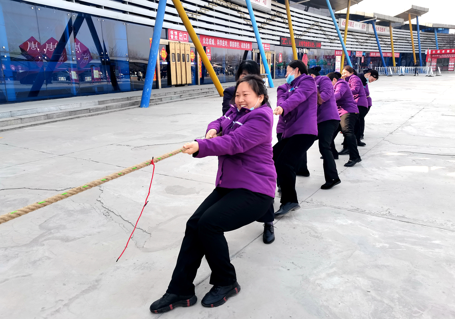 3月7日,周口東服務區舉行了“三八”國際婦女節趣味運動會,用健康、快樂的方式慶祝第112個國際婦女節的到來。張增利 攝.png 3月7日,周口東服務區舉行了“三八”國際婦女節趣味運動會,用健康、快樂的方式慶祝第112個國際婦女節的到來。張增利 攝.png