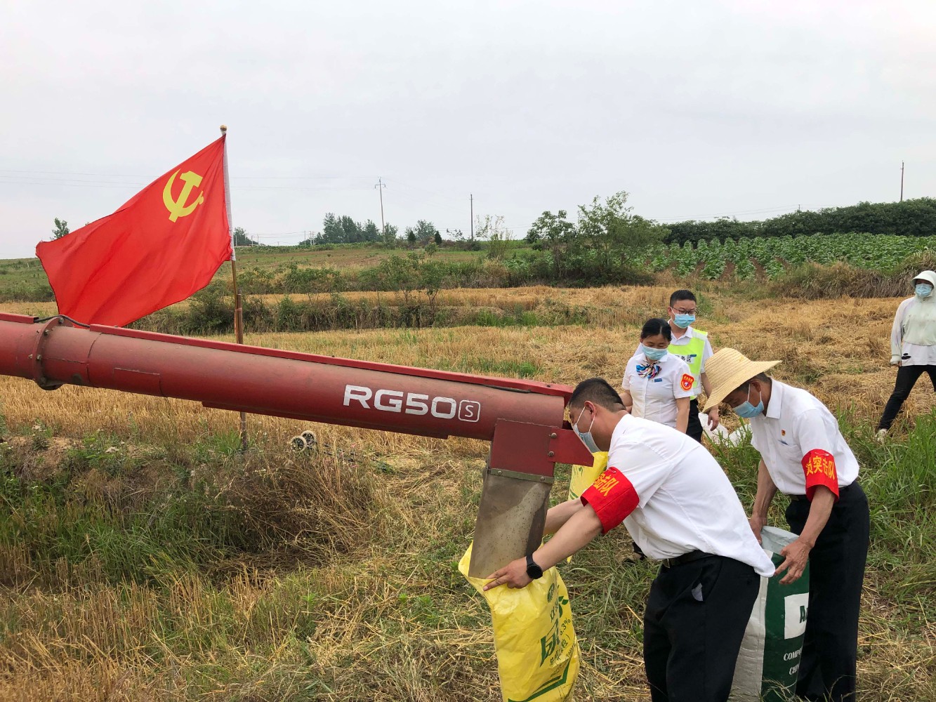 羅山服務區組織志愿活動,幫助老鄉搶收小麥。張翔斐 攝.jpg