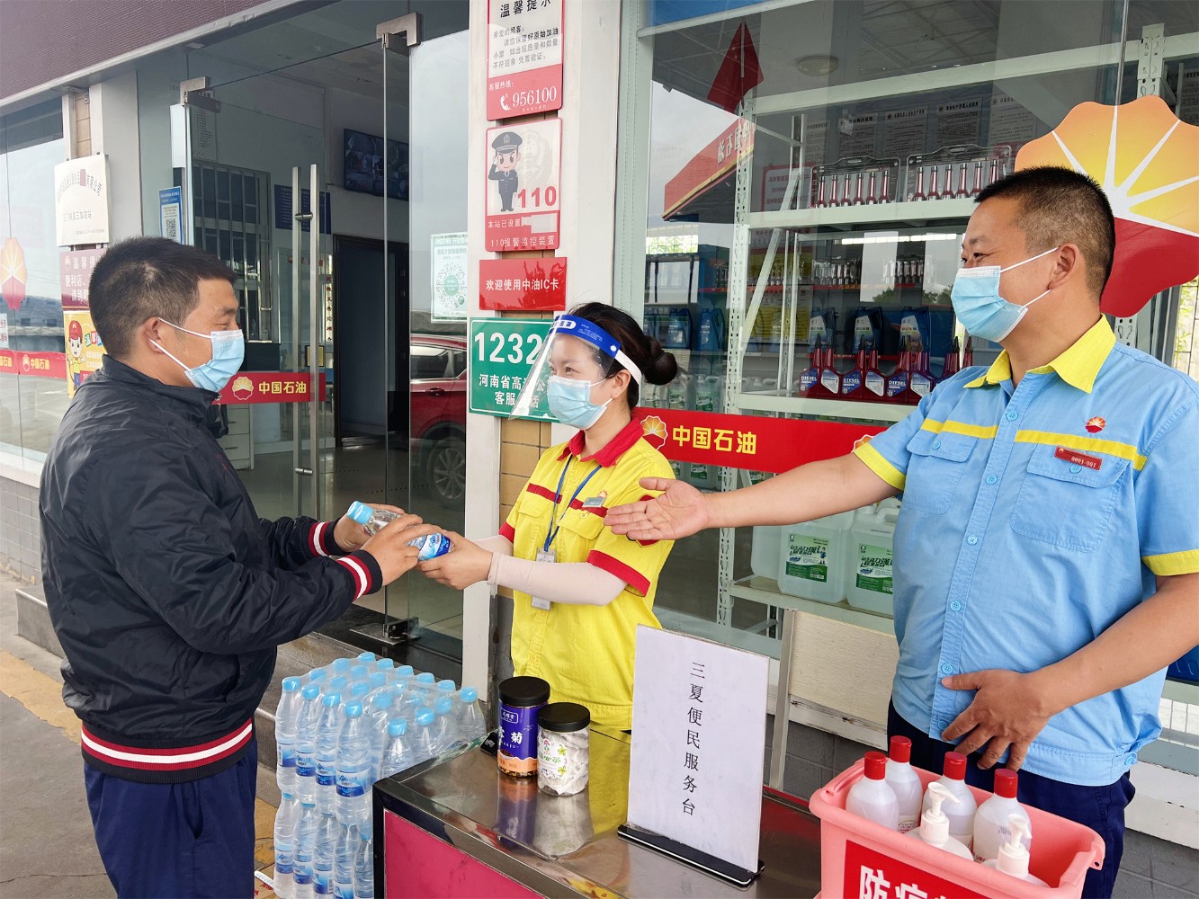 三門峽服務區加油站設置“三夏”便民服務臺。惠芳 攝.jpg