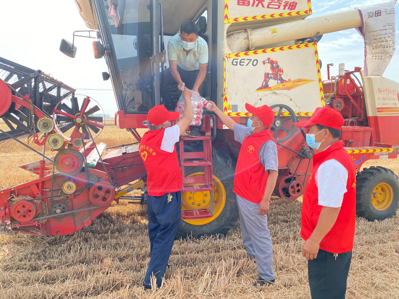 項城服務區開展“三夏助農、麥浪飄香,我為職工辦實事”活動。王鵬哲 攝.jpg