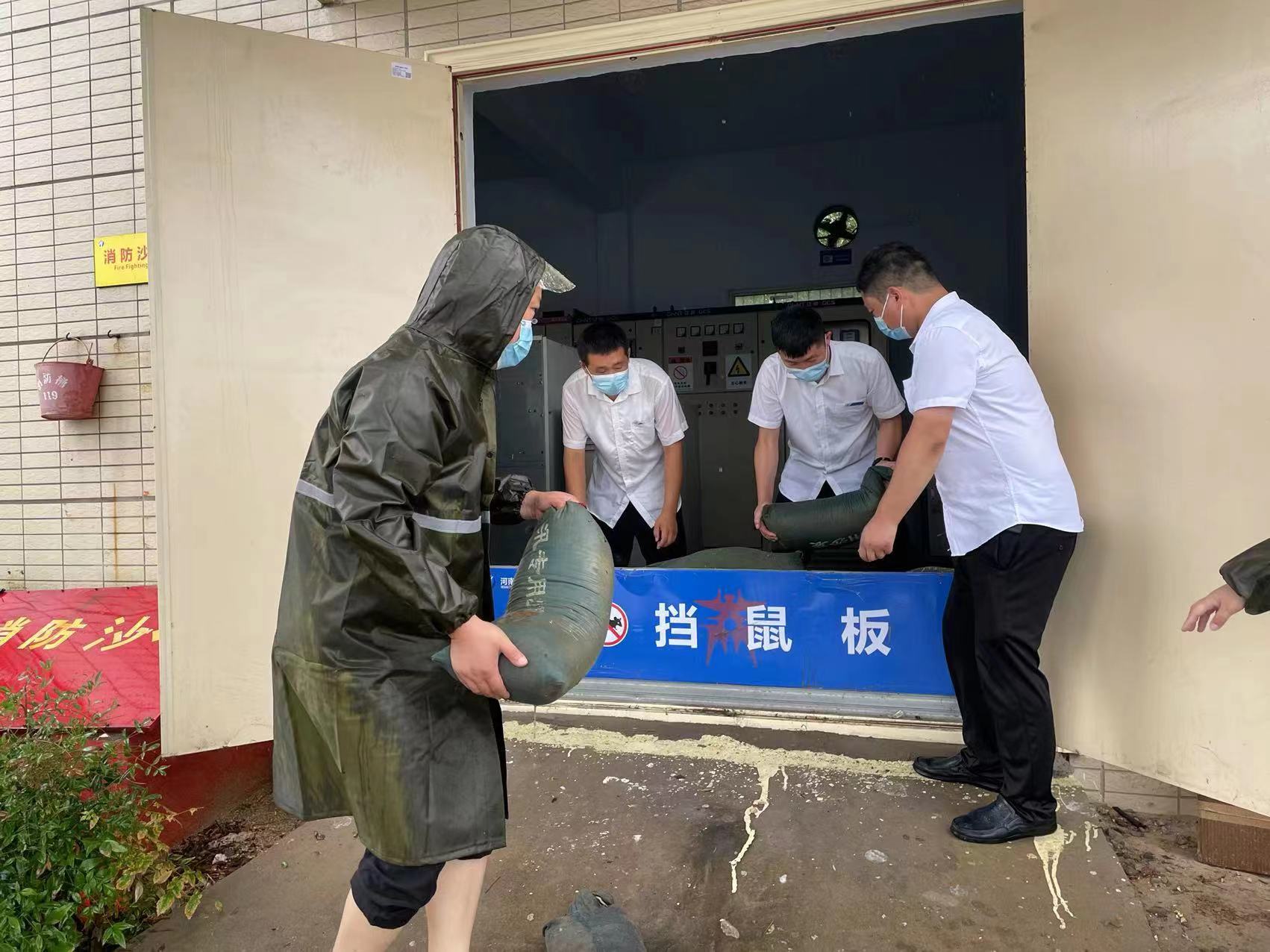 7月5日 商丘服務區(qū)放置沙袋、擋鼠板.jpg