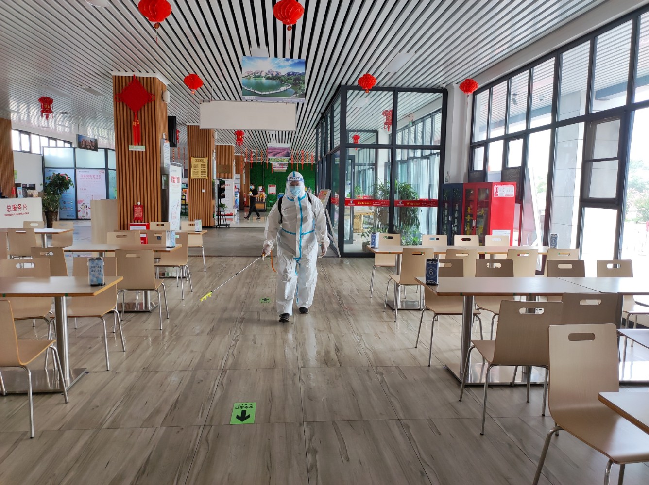 7月12日嵖岈山服務區全力做好新一輪疫情防控工作 李金平 攝 (1.jpg