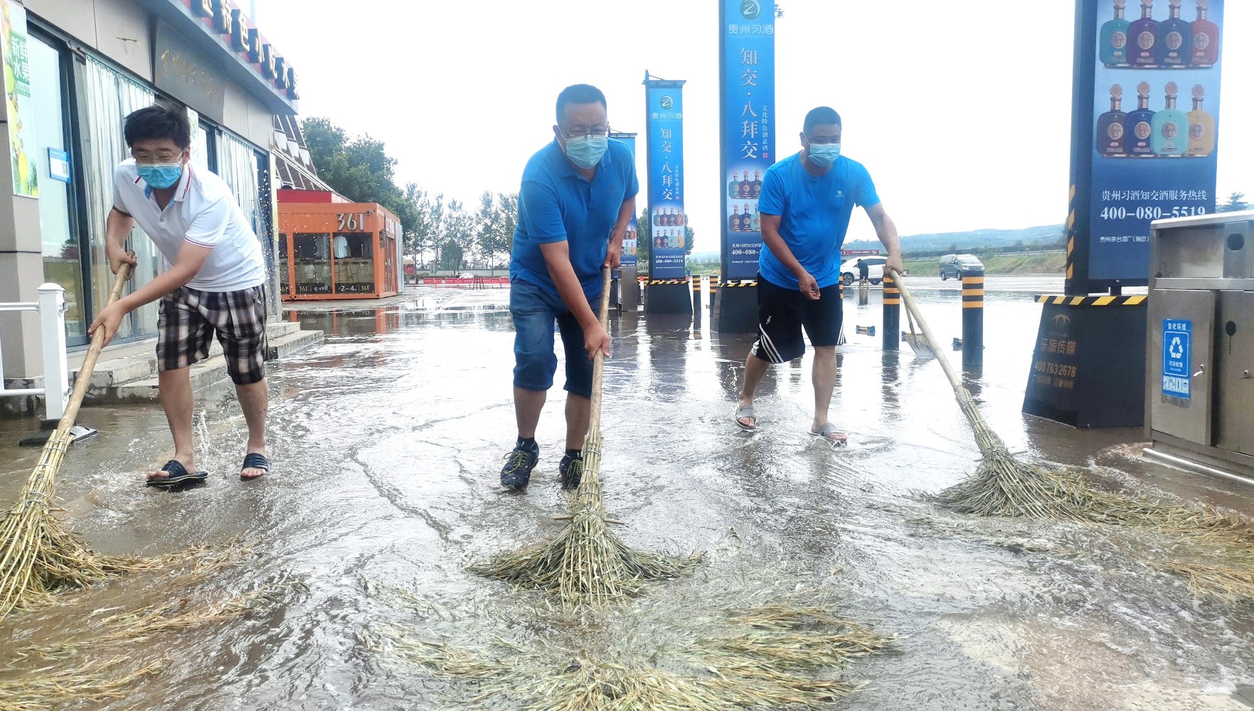 7月15日鞏義服務區啟動防汛應急響應,積極應對短時強降雨天氣 陳品 攝 (2.jpg