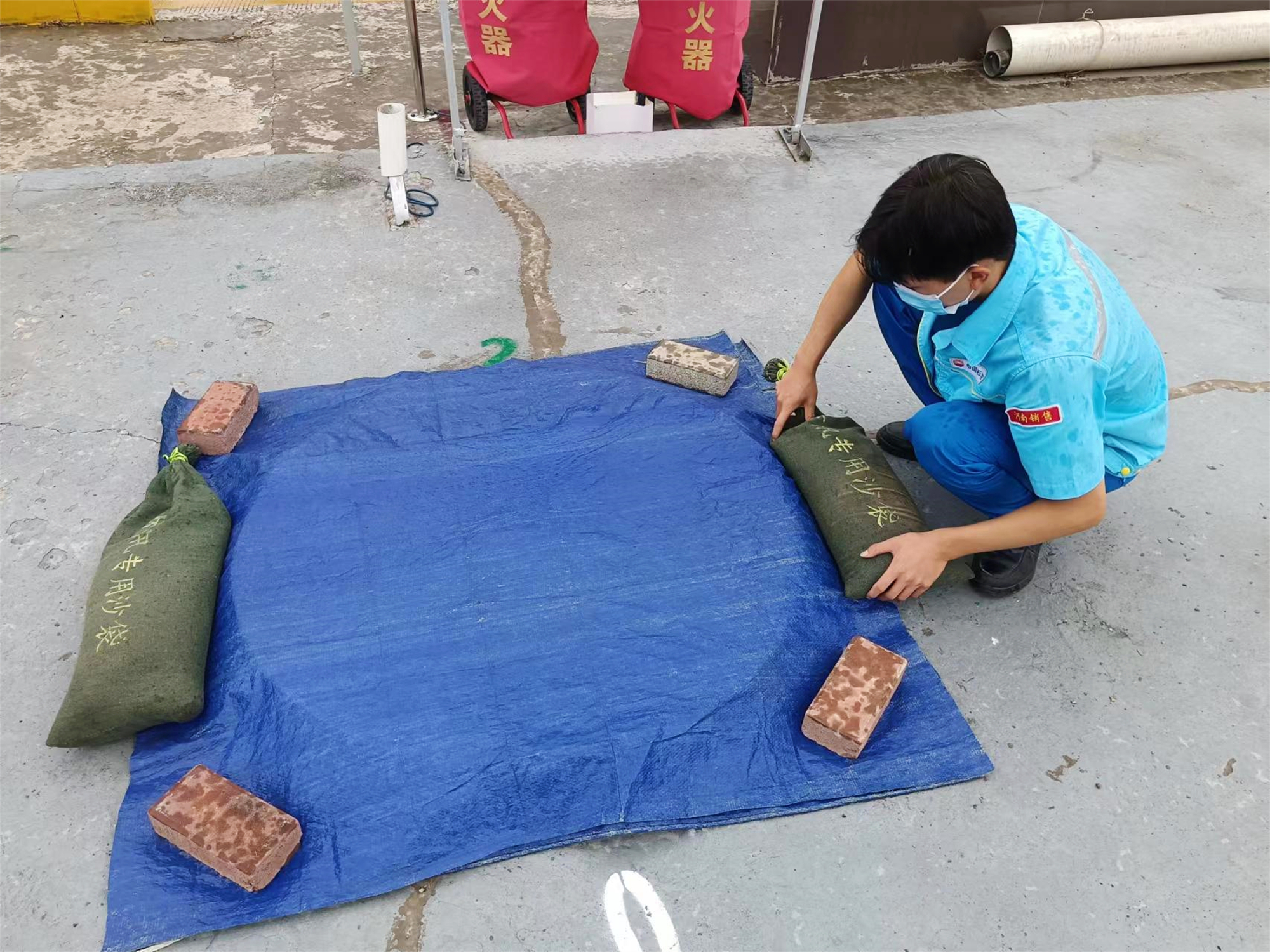 安陽加油站用防雨布罩住罐區操作井.jpg 安陽加油站用防雨布罩住罐區操作井.jpg