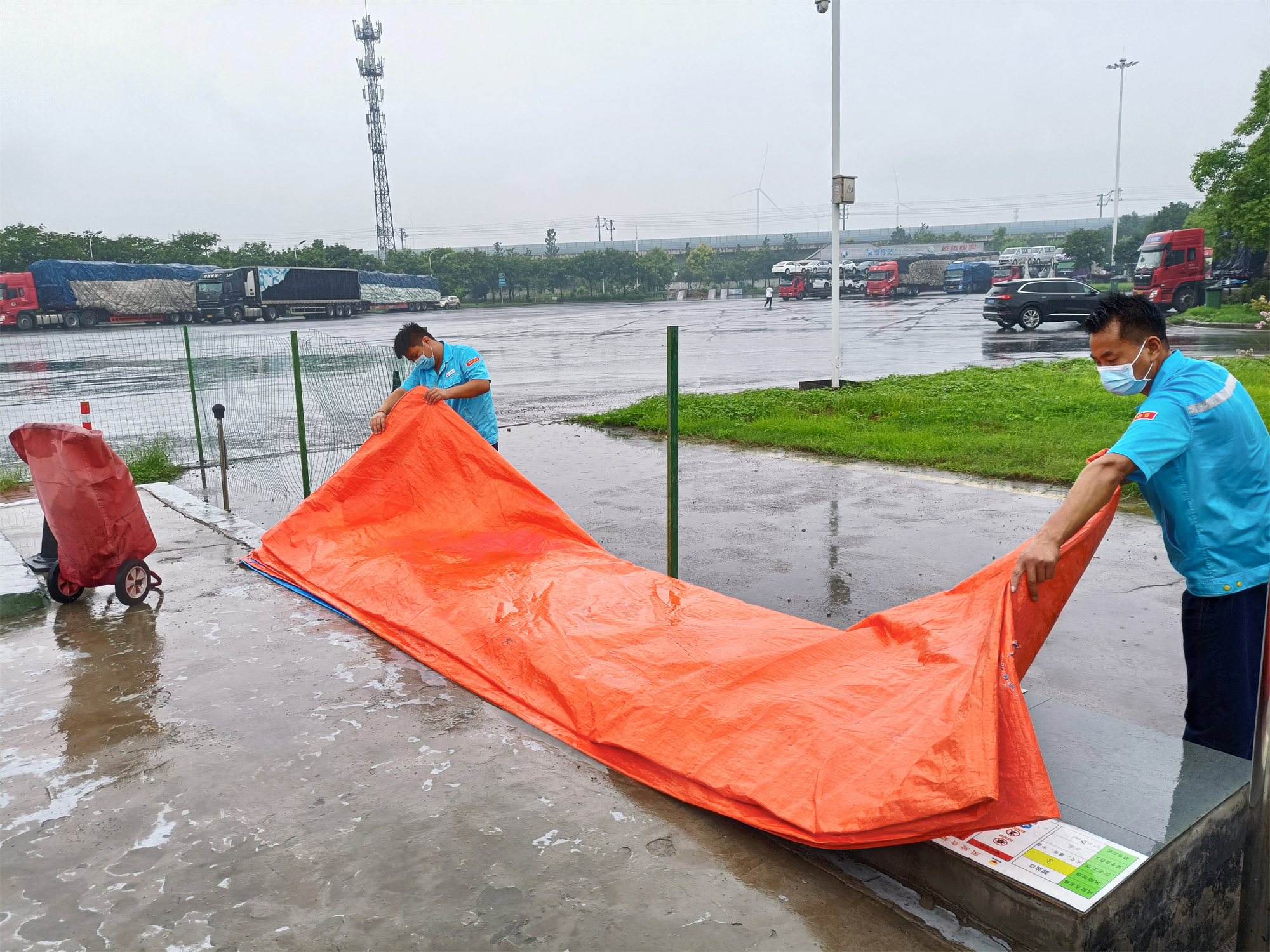 鶴壁加油站用篷布罩住卸油口.jpg 鶴壁加油站用篷布罩住卸油口.jpg