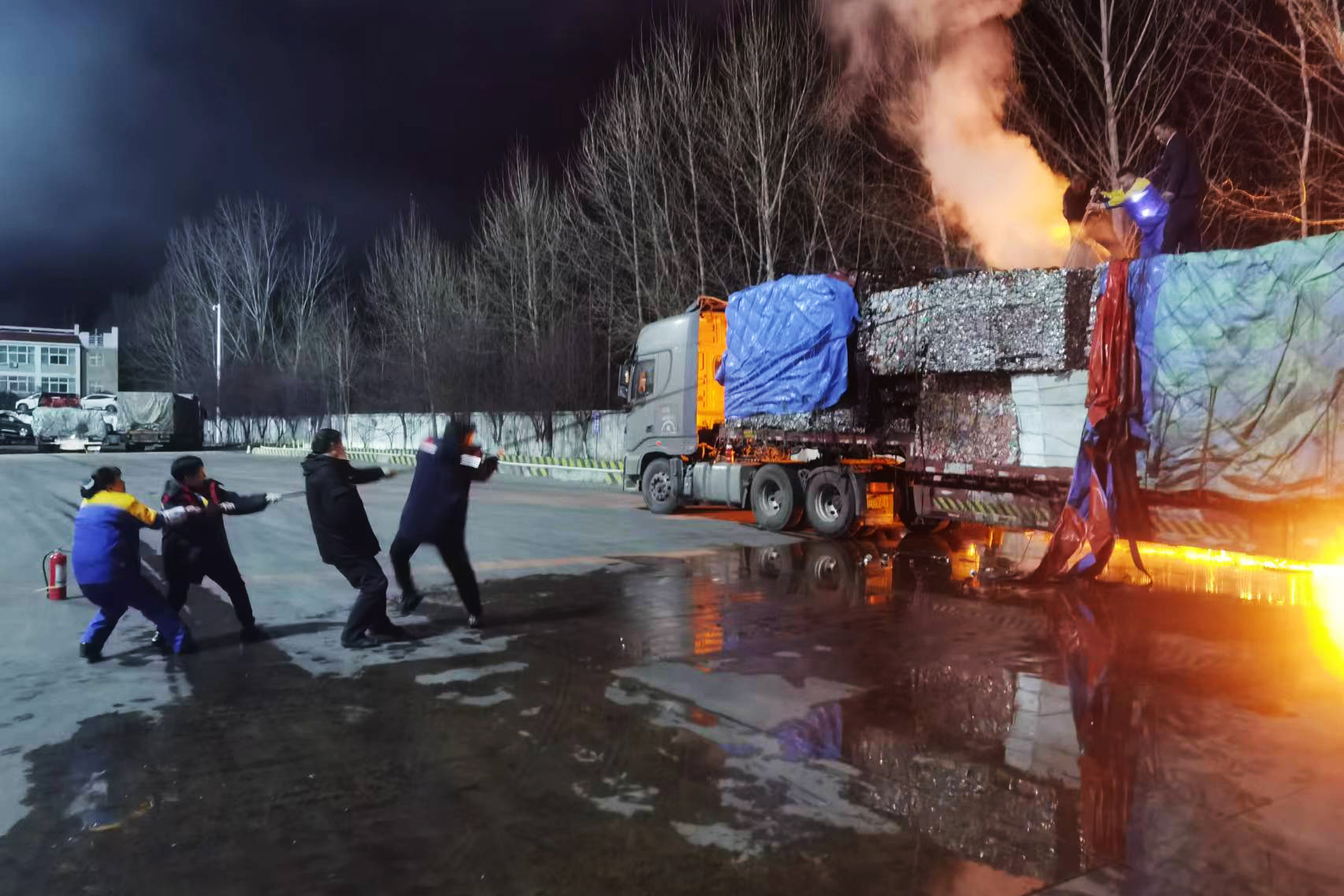 2024年03月20日凌晨0140左右,一輛裝載滿車易拉罐的車輛冒著濃煙駛進(jìn)服務(wù)區(qū)南區(qū)后廣場,降溫加水人員發(fā)現(xiàn)后第一時間通知當(dāng)日值班經(jīng)理及帶班經(jīng)理,滅火全程二個小時左右,終于將火勢控制住,直至徹底熄滅,目前無人員傷亡,司機稱在前方超限站區(qū)域發(fā)現(xiàn)車輛冒煙,想使用服務(wù)區(qū)降溫加水區(qū)域進(jìn)行滅火,據(jù)司機估算貨物價值40萬元左右3.jpg 2024年03月20日凌晨0140左右,一輛裝載滿車易拉罐的車輛冒著濃煙駛進(jìn)服務(wù)區(qū)南區(qū)后廣場,降溫加水人員發(fā)現(xiàn)后第一時間通知當(dāng)日值班經(jīng)理及帶班經(jīng)理,滅火全程二個小時左右,終于將火勢控制住,直至徹底熄滅,目前無人員傷亡,司機稱在前方超限站區(qū)域發(fā)現(xiàn)車輛冒煙,想使用服務(wù)區(qū)降溫加水區(qū)域進(jìn)行滅火,據(jù)司機估算貨物價值40萬元左右3.jpg