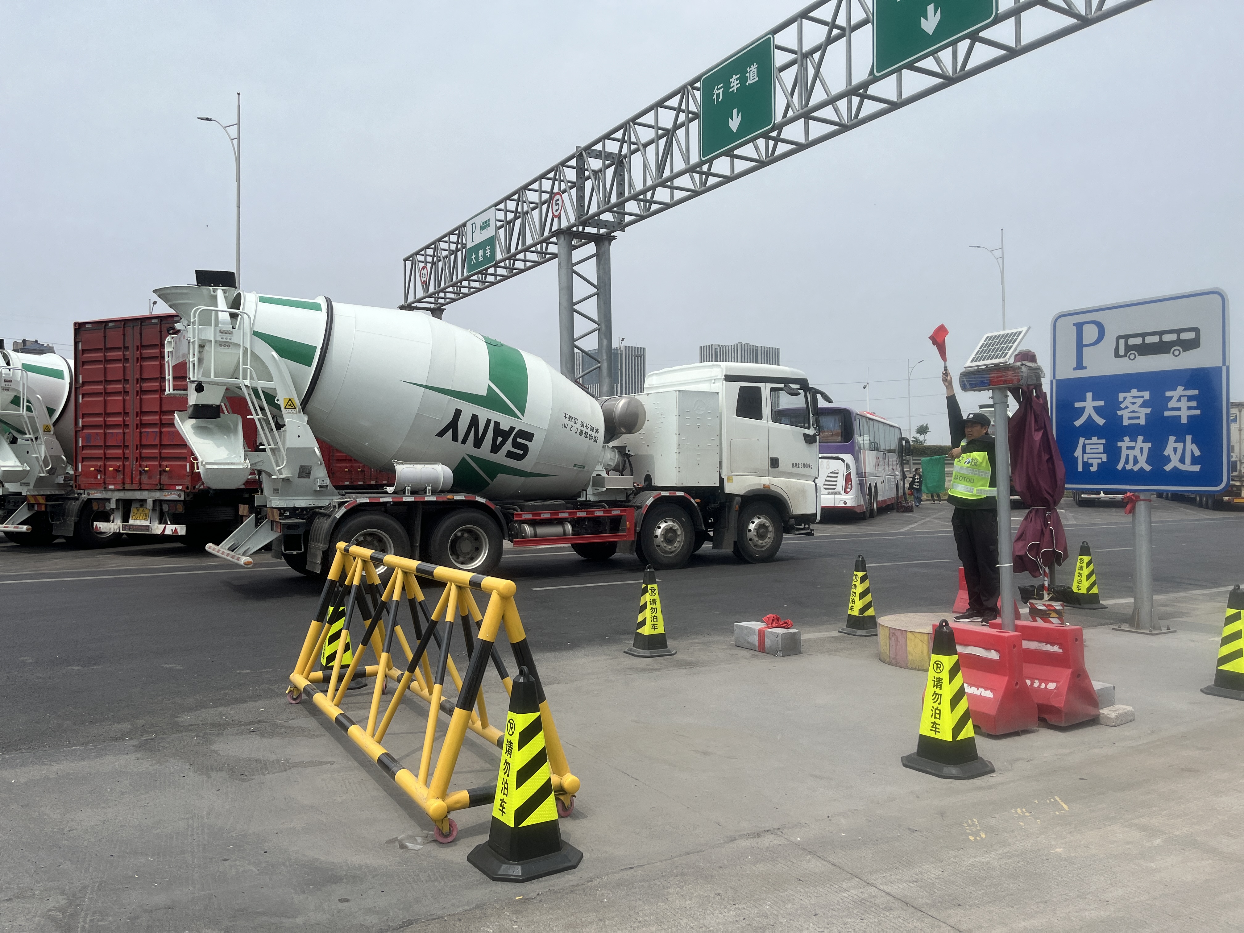 鄭州東服務區(qū)安心崗指揮車輛.jpg